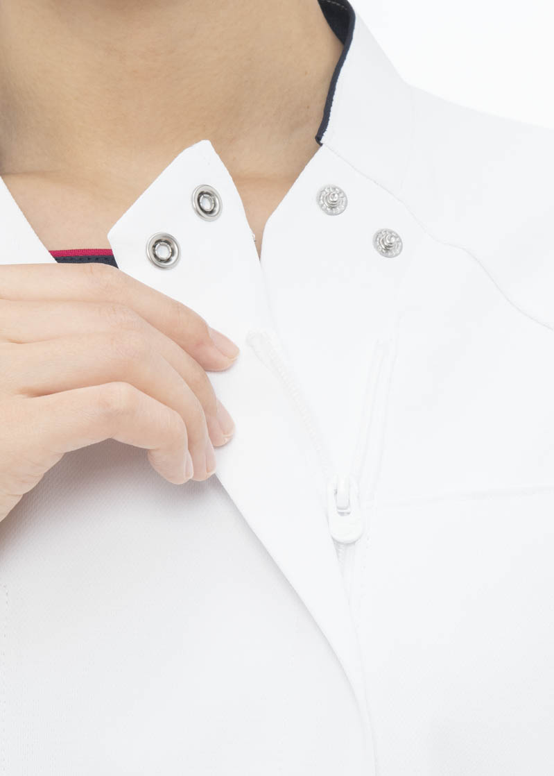 フロントファスナー開きでメイクやヘアがみだれず簡単に着脱できます。